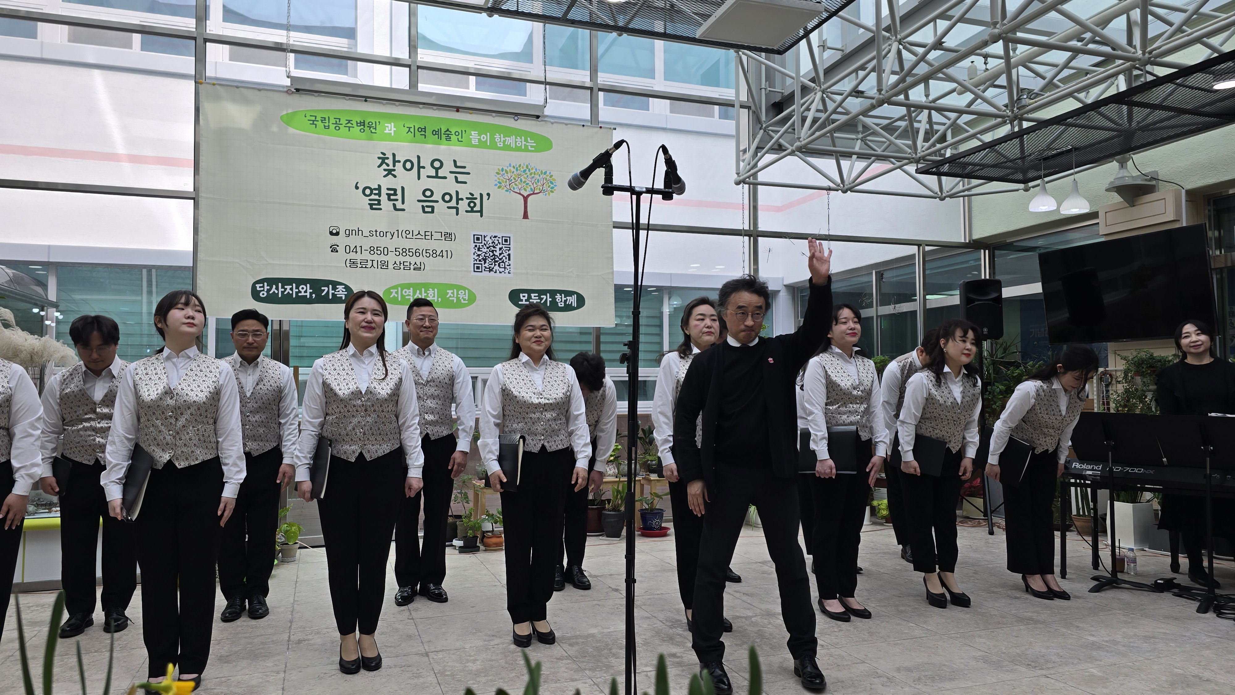 지휘자의 지휘에 따라 합창하는 모습
